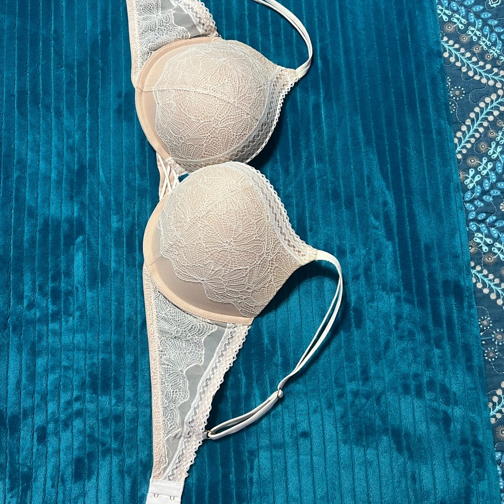 Victoria’s Secret Bombshell Elegant Lace Underwire Bra - Cream - Picture 3 of 6